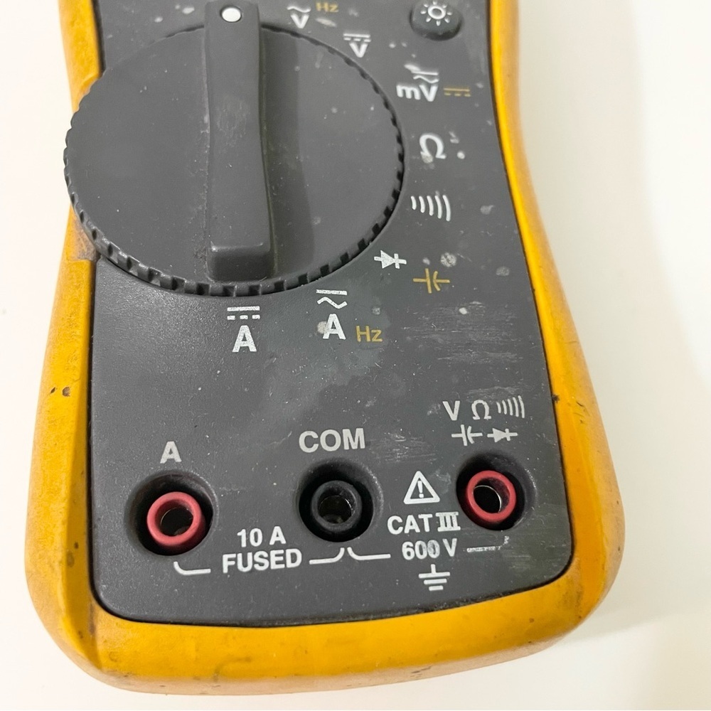 Fluke 115 True RMS Digital Multimeter - Picture 8 of 10
